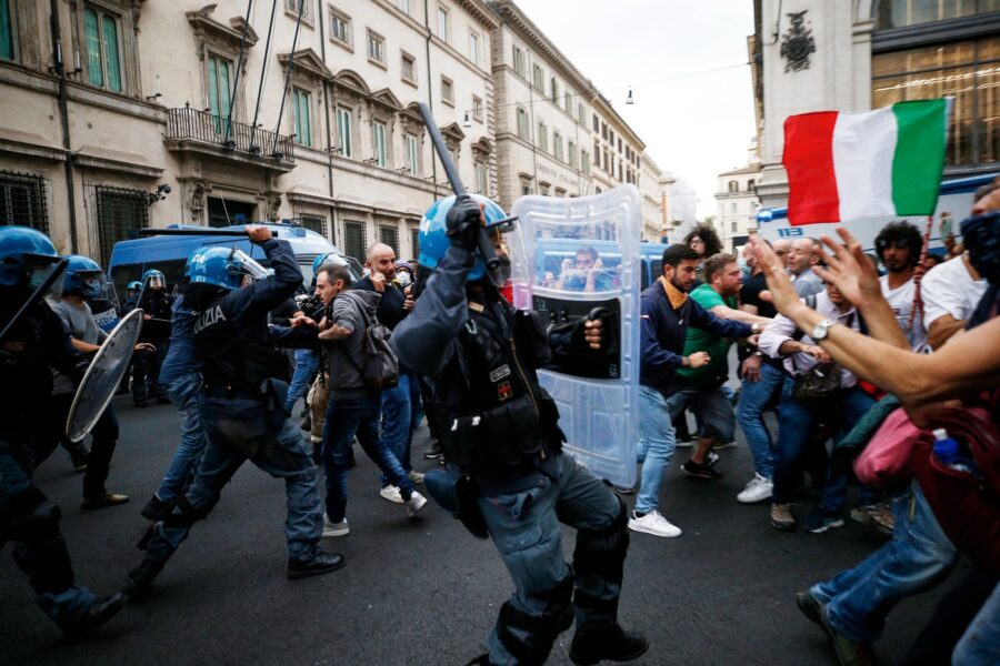 No Green Pass in piazza, è guerriglia nel centro di Roma: tensioni a Palazzo Chigi e attacco alla CGIL