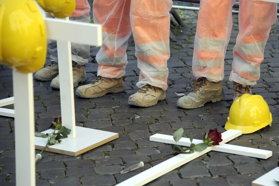 Tre morti sul lavoro in poche ore a Trento, Caserta e Brindisi: da nord a sud continua inesorabile la strage bianca. Nel 2024 sono già 148