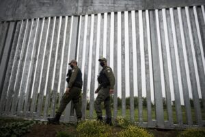 Muri e recinzioni, accoglienza europea sul modello Trump: 12 Paesi chiedono barriere contro i migranti