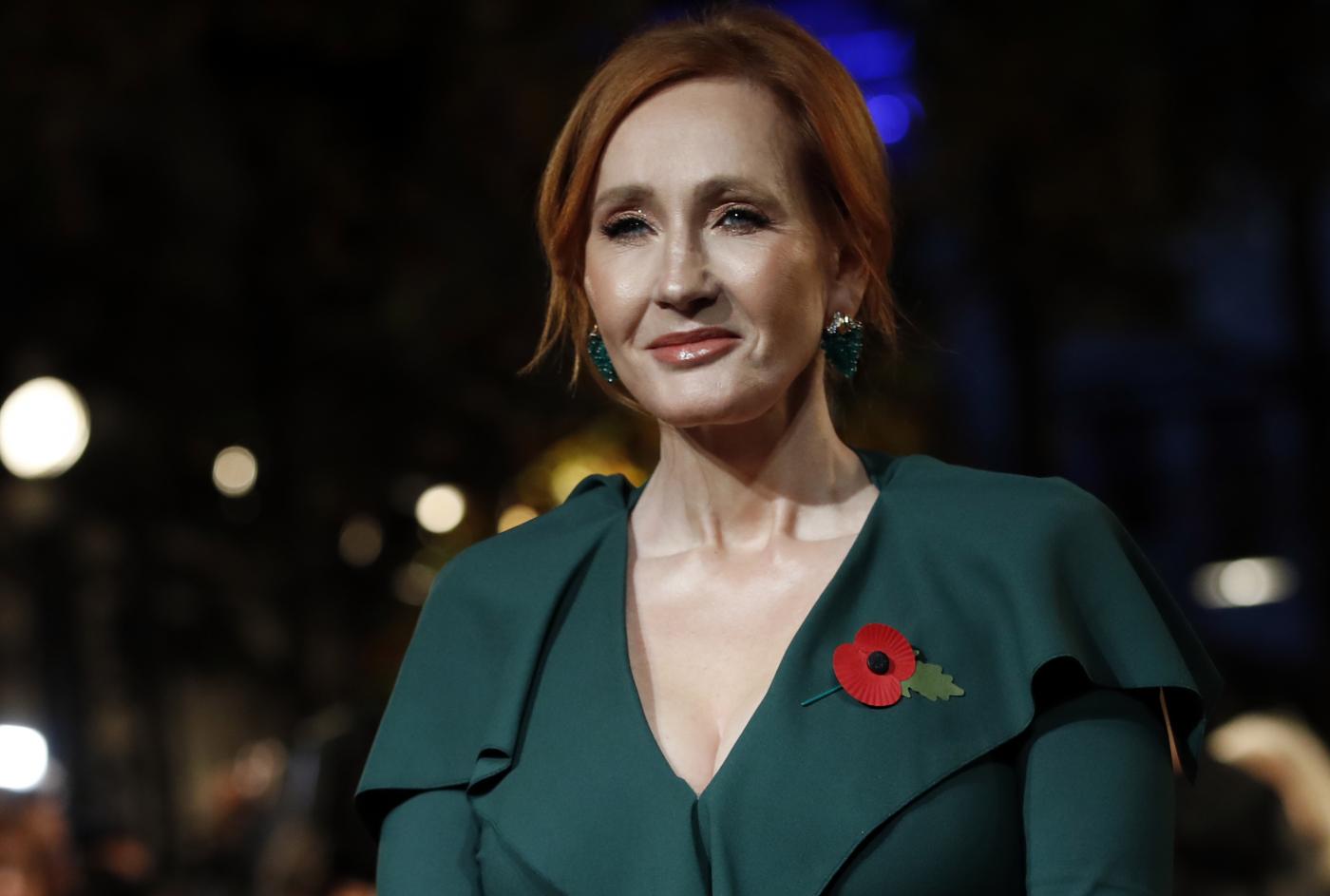 La guerra tra terf e trans di JK Rowling, l'autrice di Harry Potter  minacciata di morte: “Potrei tappezzarci casa”