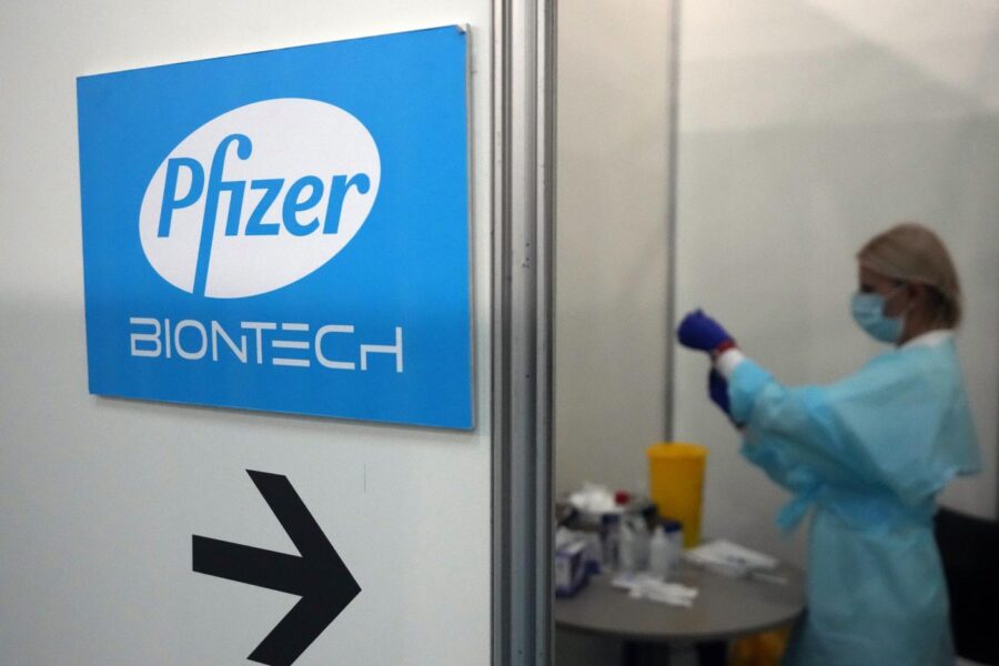 Pfizer cede la licenza della pillola anti-covid, accordo con 95 Paesi poveri: “Il 53% della popolazione mondiale”