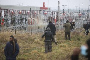 Confine tra Polonia e Bielorussia, tra lacrimogeni e ipocrisia muore il diritto internazionale