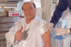 Berlusconi riceve la terza dose, il video e l’appello: “Così si evitano nuovi lockdown”