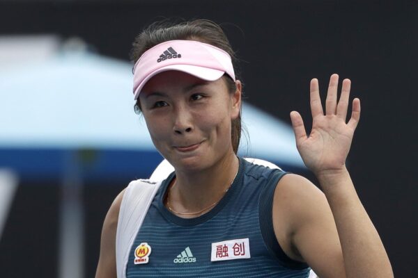 Peng Shuai, la Federazione mondiale del tennis cede al regime cinese: no alla sospensione dei tornei