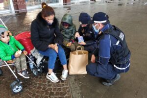 Senza cibo, casa e vestiti, famiglia in difficoltà salvata dai vigili: “Attendevano l’operazione del papà”