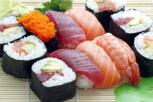 Quali sono i pericoli nel mangiare sushi, l’esperto: “Nessun problema se abbattuto con strumenti idonei”