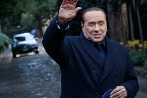 Berlusconi e l’operazione ‘Scoiattolo’: così il Cavaliere punta al Quirinale spaccando i 5 Stelle