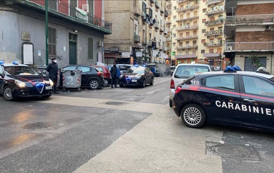 Spari e panico a Fuorigrotta, stesa in strada tra la gente: caccia a due uomini in scooter