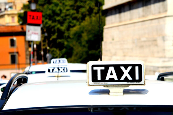Taxi, maxi attese e pos non funzionanti: l’Antitrust avvia verifiche su Milano, Roma e Napoli