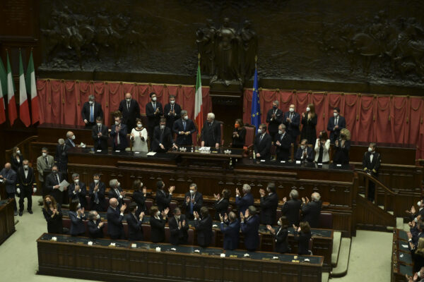 Mattarella scelta migliore nonché unica, i partiti applaudono ma lui li fa neri