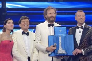 Classifica Sanremo, Morandi vince la serata cover con Jovanotti: Mahmood e Blanco ancora in testa