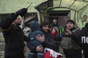 Fosse comuni e bombe contro bimbi e donne incinte, la strage di Mariupol che Putin nega: “In ospedale solo esercito ucraino”