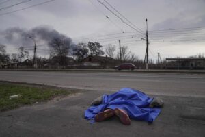 “In Ucraina 10mila morti russi”, il tabloid pro-Putin Komsomolskaya Pravda pubblica (e poi cancella) il bilancio della guerra