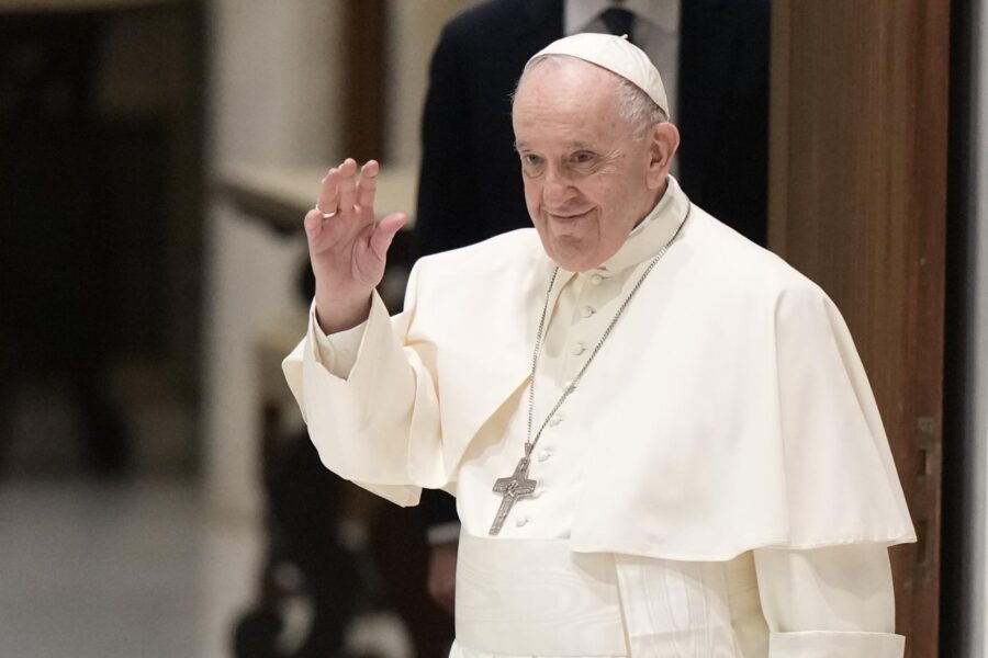 Il Corriere prova ad arruolare il Papa contro Putin, ma Francesco fa già parte dell’esercito della pace