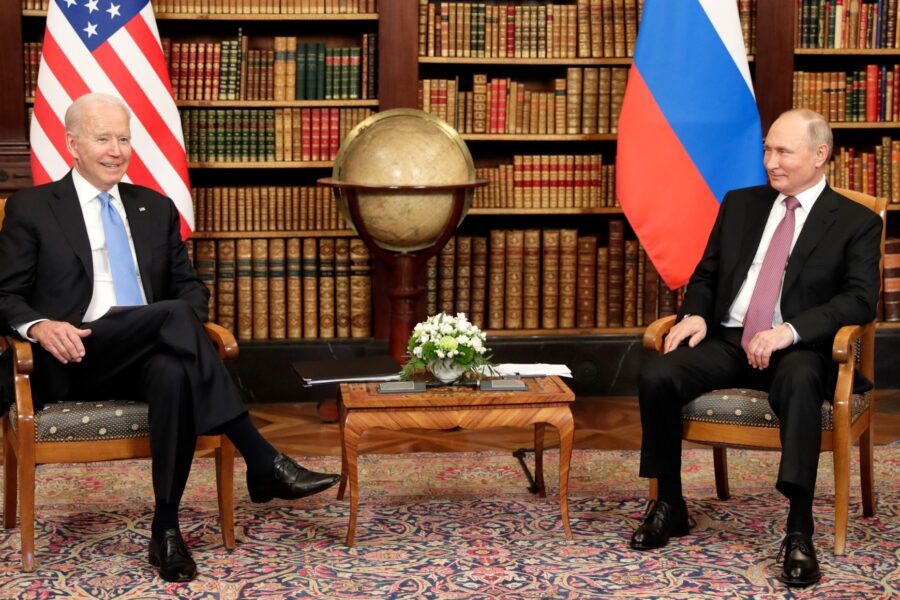 Ira del Cremlino su Biden: “Dichiarazioni su Putin indegne”, relazioni verso il punto di rottura