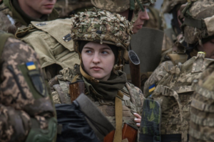 Ucraina, Nina e le altre donne combattenti: “Difenderemo la nostra terra”