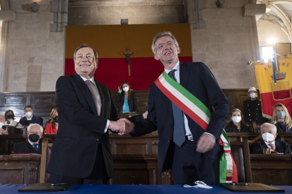 Il Presidente del Consiglio, Mario Draghi, con il Sindaco Gaetano Manfredi, alla firma del Patto per Napoli.