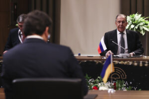 Negoziati Russia-Ucraina, in Turchia flop diplomatico che non ottiene il cessate il fuoco: show e bugie di Lavrov in conferenza