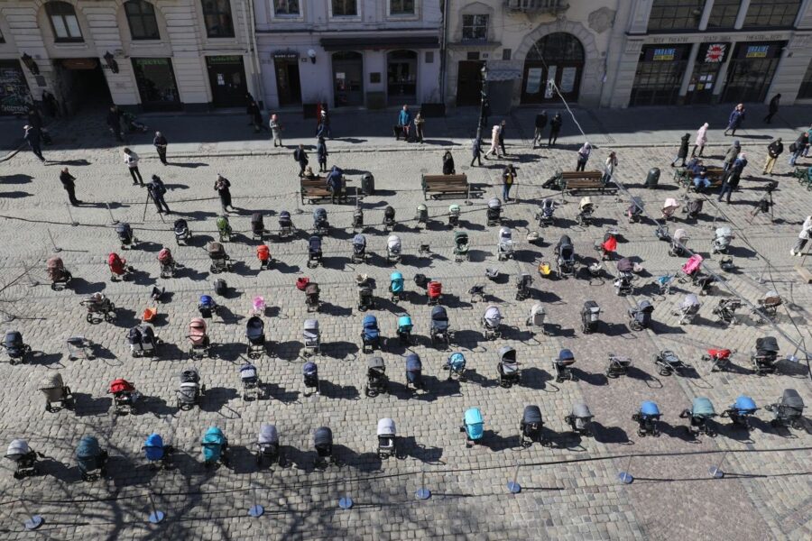 La protesta di Leopoli contro i bombardamenti russi: 109 passeggini vuoti in piazza per ricordare i bambini uccisi