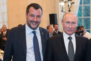 Salvini ministro della Difesa di Putin, trasforma Macron in “guerrafondaio”: “Non si bombarda e uccide in Russia”