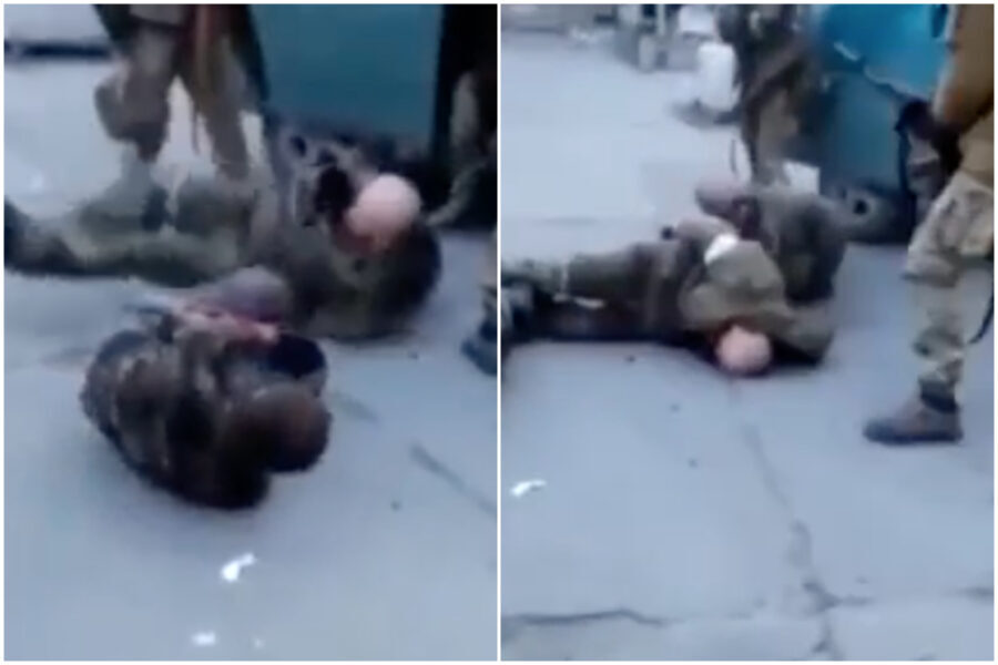 Il video dei soldati ucraini che sparano alle gambe dei militari russi prigionieri e ammanettati