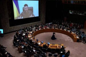 Guerra Ucraina-Russia, Zelensky mostra video torture e bacchetta l’Onu: “Non garantite sicurezza”. Mosca: “Vedete solo versione nazista, de-escalation è buona volontà nostra”