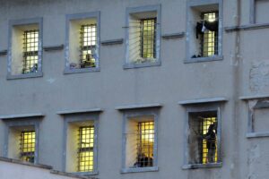 Rapporto carceri, in Italia sistema in tilt: calano i reati ma crescono ergastolani e recidivi