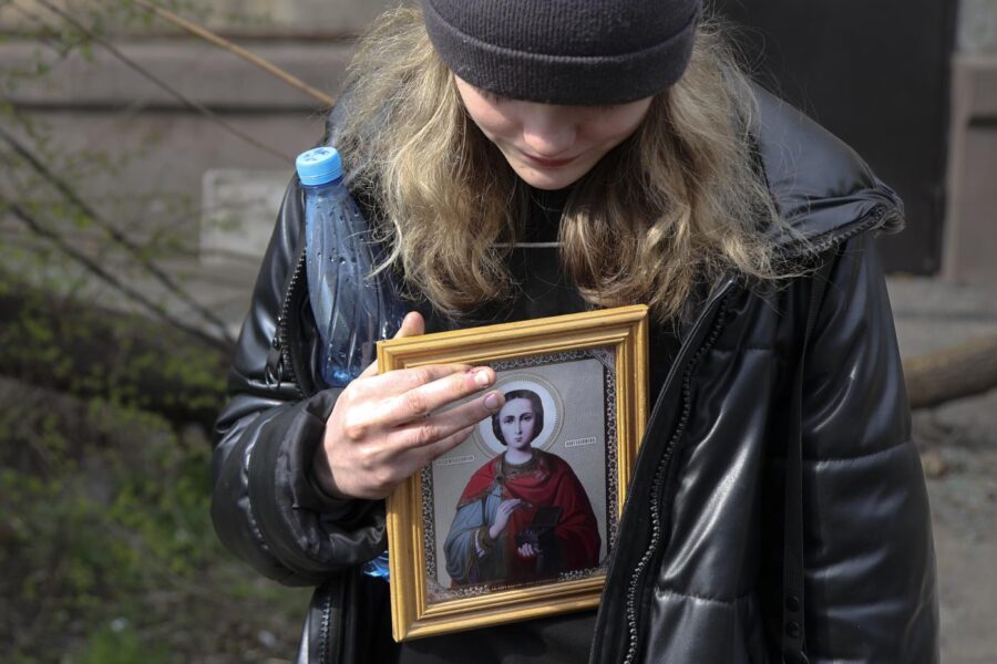 Soldati russi violentano la madre e la sorella davanti ai suoi occhi: “Mi hanno risparmiato perché sono brutta”
