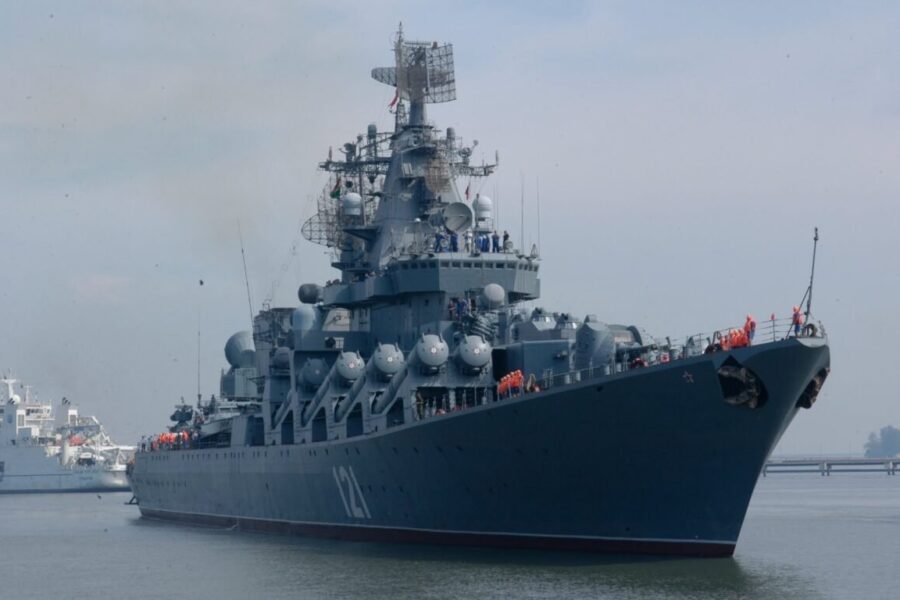 La nave-incrociatore russa Moskva (forse) colpita dai missili, il disastro che segna la svolta nel conflitto in Ucraina