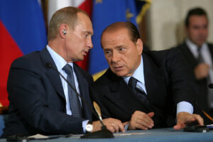 Berlusconi difende Putin: “L’Ucraina deve ascoltarlo, inviare arme ci rende cobelligeranti”