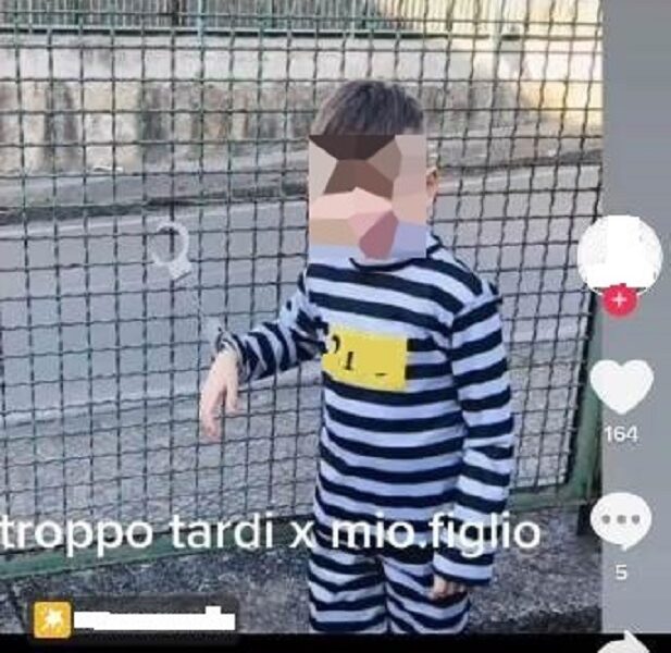 La foto su Tik Tok del bimbo ammanettato a una grata “per emulare il padre detenuto”