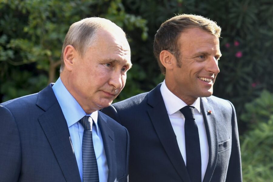La tensione tra Russia e Francia: l’aggressività di Macron, le minacce di Putin, le bare sotto la Torre Eiffel e il rischio Olimpiadi