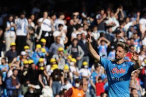 Allo stadio e in città, l’ultima moda di Napoli si chiama scaricabarile!