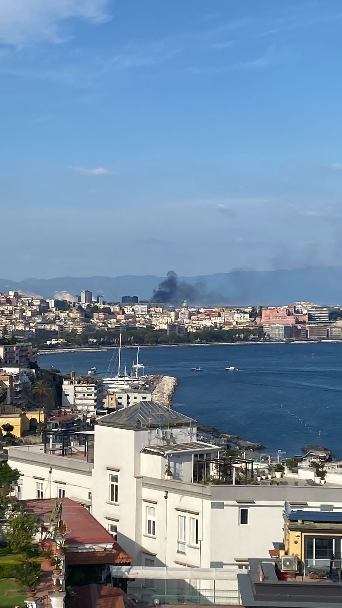 Vasto Incendio A Napoli: Colonna Di Fumo Nero Dal Centro Direzionale ...