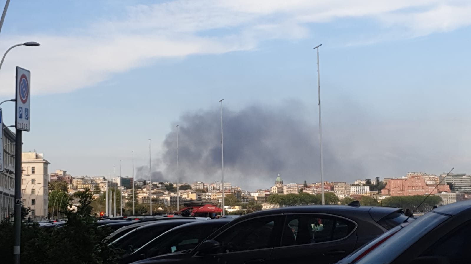 Vasto Incendio A Napoli: Colonna Di Fumo Nero Dal Centro Direzionale ...