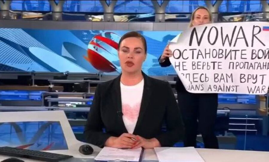 “Marina Ovsyannikova spia della Russia”, le accuse alla giornalista sospettata da Kiev