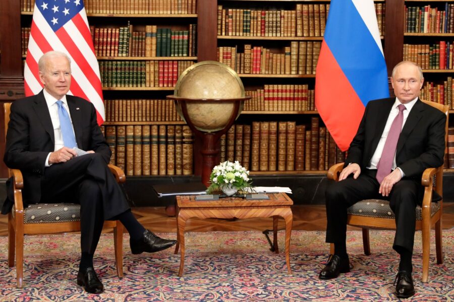 La ‘sfida nucleare’ tra Biden e Putin, Washington avverte: “Non usarle”. Il Cremlino: “Leggi la dottrina”