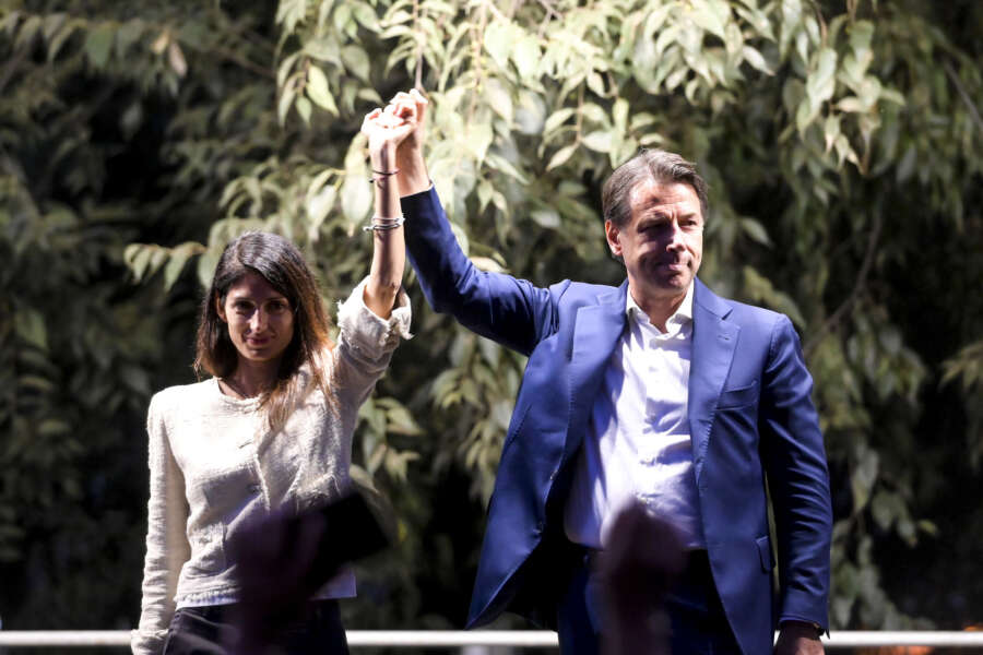 Terzo mandato per i 5 stelle, Grillo frena e vuole la Raggi vice di Conte