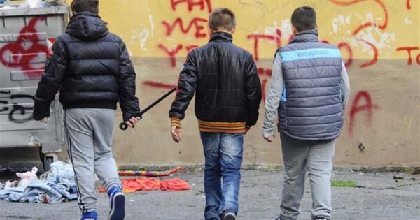 Napoli, Ragazzino Di 14 Anni Accoltellato In Strada: Aggredito Alle ...