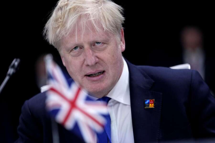 Boris Johnson travolto dagli scandali: si dimettono i ministri di Finanze e Salute