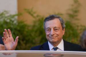 Draghi sì Draghi no, gli scenari a un giorno dall’ora della verità: trattative a oltranza