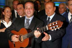 Mariano Apicella difende Berlusconi: “Gelmini, Brunetta e Carfagna hanno sputato nel piatto in cui hanno mangiato”