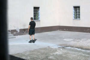 Battitura nel carcere di Aversa, la protesta dei detenuti: “L’ estate è il momento più difficile, c’è troppo disinteresse”