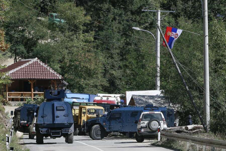 Alta tensione in Kosovo, barricate e scontri tra serbi e polizia: la questione targhe infiamma i Balcani