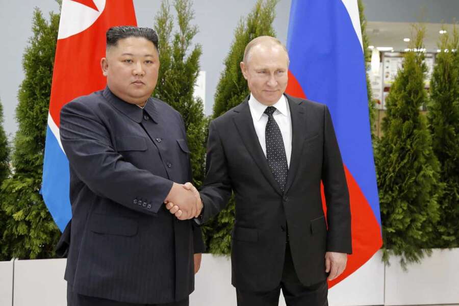 Kim Jong-un in soccorso di Putin nella guerra in Ucraina: “La Corea del Nord fornisce armi alla Russia”