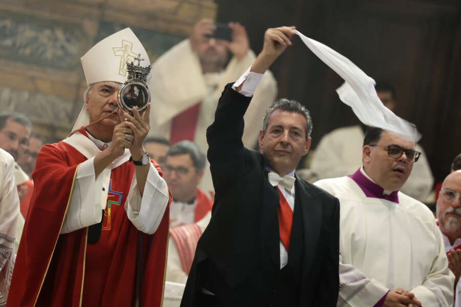 Foto Alessandro Garofalo/LaPresse
19-09-2022 Napoli, Italia
Cronaca, Duomo Miracolo di San Gennaro nella foto Mon Signor Domenico Battaglia con la Teca con il sangue sciolto 



September 19, 2022  Naples, Italy
News
naples Cathedral miracle of San Gennaro in the photo the mon Mr. Domenico Battaglia with the reliquary with the sengue of the Saint