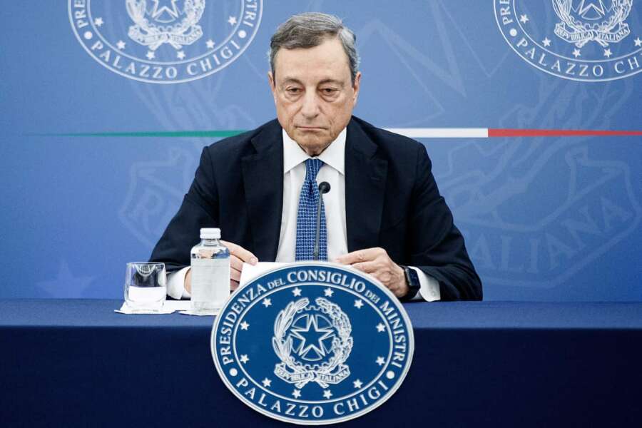 Draghi, i messaggi ai ‘naviganti’: “Qualcuno parla con Mosca di nascosto e vuole togliere sanzioni”