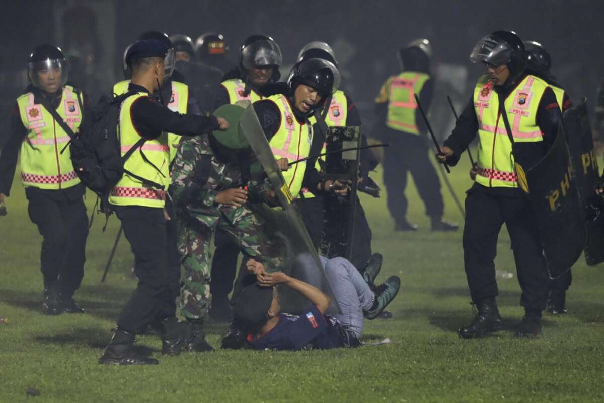 Dramma in Indonesia: oltre 170 i morti dopo scontri allo stadio