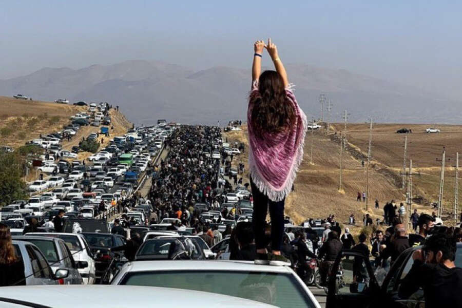 Iran, la polizia spara sui manifestanti in marcia per Mahsa Amini e Teheran blocca internet