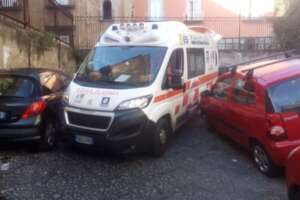 Auto in sosta selvaggia bloccano l’ambulanza, muore donna: “Anche questo è omicidio stradale”